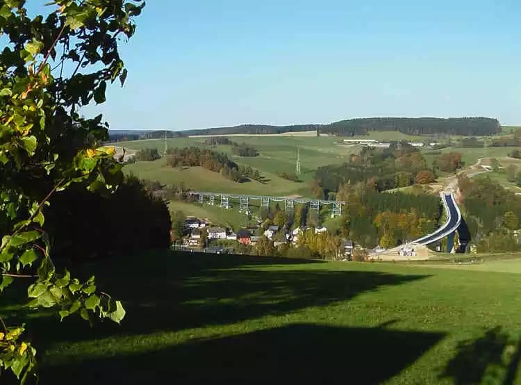 Fahrt über das Viadukt in Markersbach