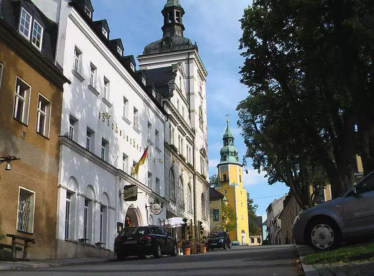 Kirche und Rathaus