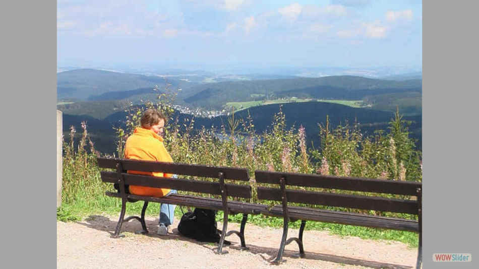 Rast am Auersberg mit Blick über das Erzgebirge
